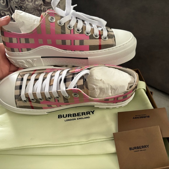 BRAND NEW BURBERRY SHOES - Picture 4 of 5
